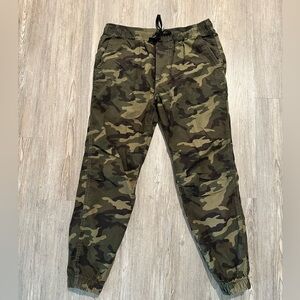American Eagle Outfitters Men's Green Camouflage Cargo Pants
